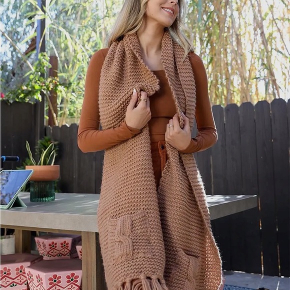 Chunky Oversized Two Pocket Scarf - Picture 7 of 12